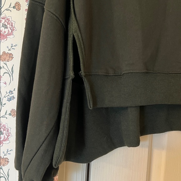 Cropped sweatshirt size M - Picture 2 of 6